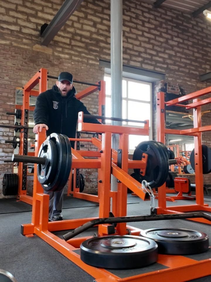 Plate-loaded WG machine with orange frame and black plates